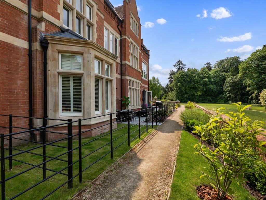 Main image of property: Stoneleigh Road, Blackdown, CV32