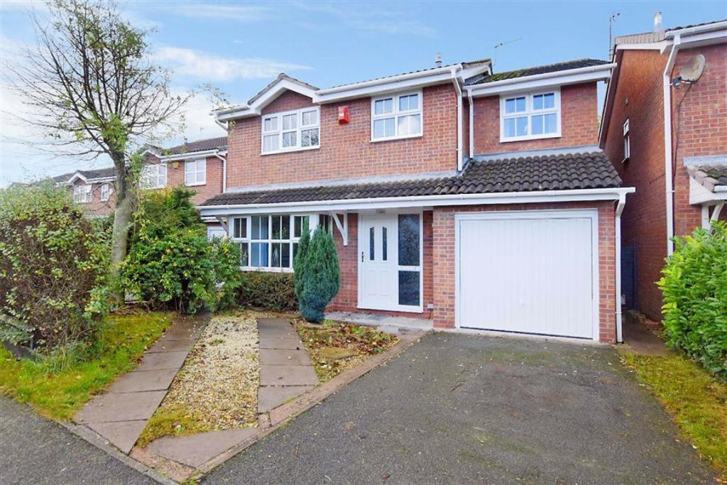 4 bedroom detached house for sale in Cedar Close, Lostock Gralam