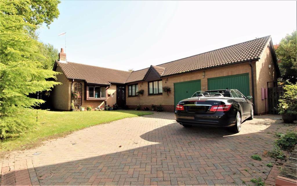 4 bedroom detached bungalow for sale in Pangbourne Close, Warrington