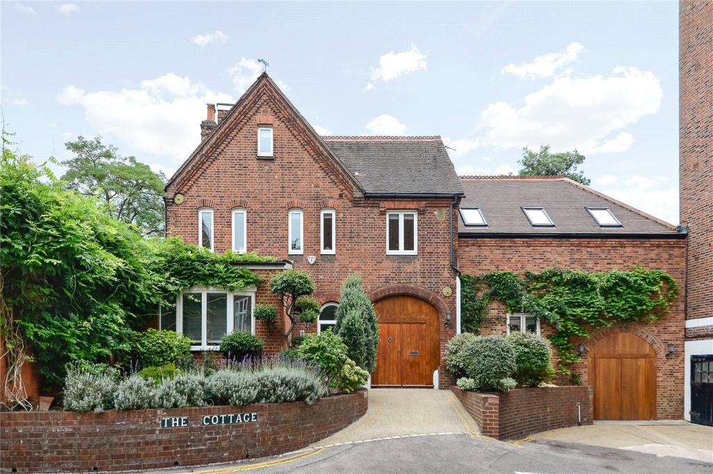 5 bedroom detached house for sale in Ross Court, Putney Hill, Putney, SW15