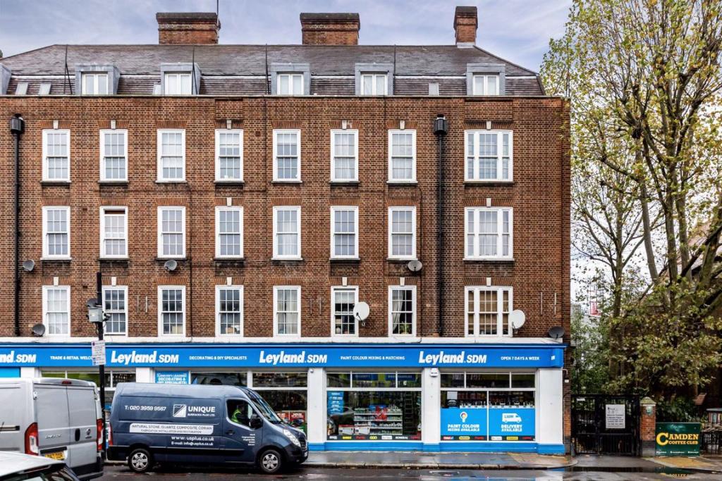 2 bedroom flat for sale in Camden Road, London, NW1