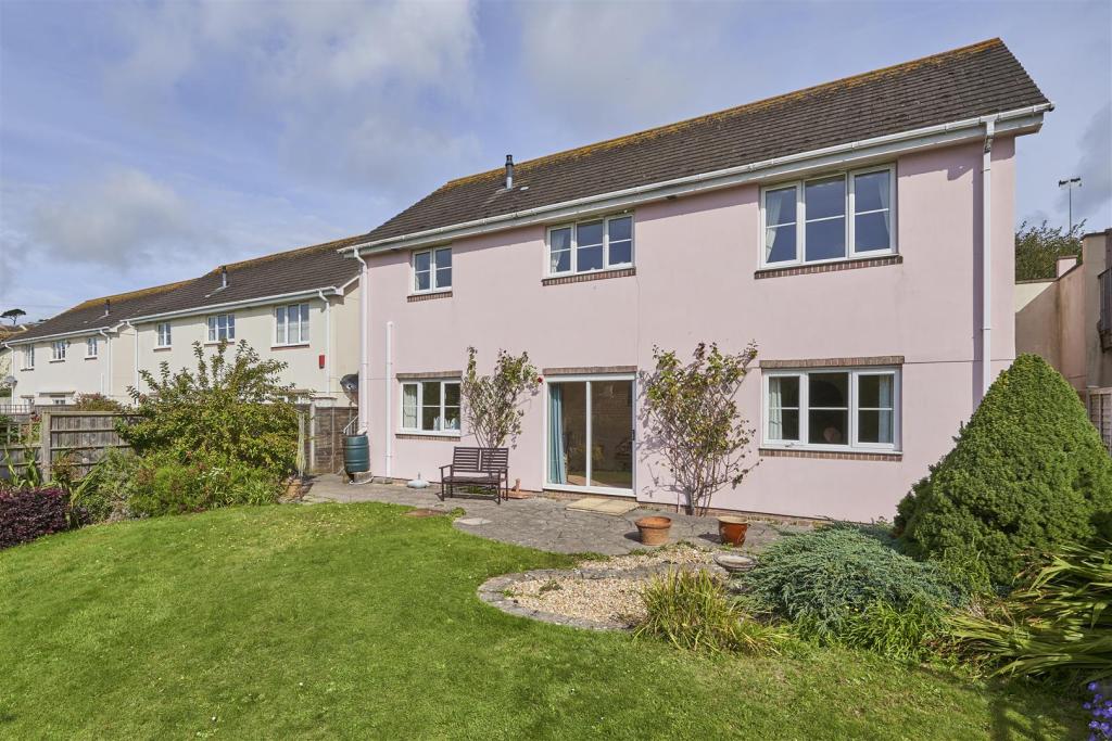 3 bedroom detached house for sale in Kingsway Park, Kingsbridge, TQ7