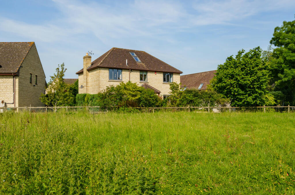 6 bedroom detached house for sale in Leckhampton Farm Court