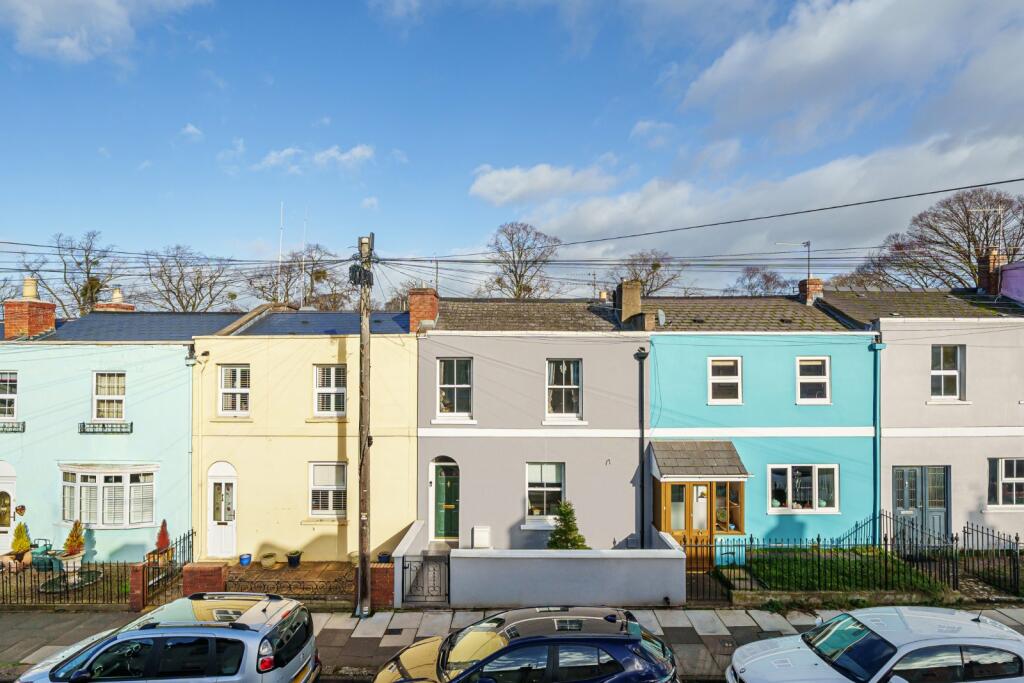 2 bedroom terraced house for sale in Naunton Crescent, Leckhampton