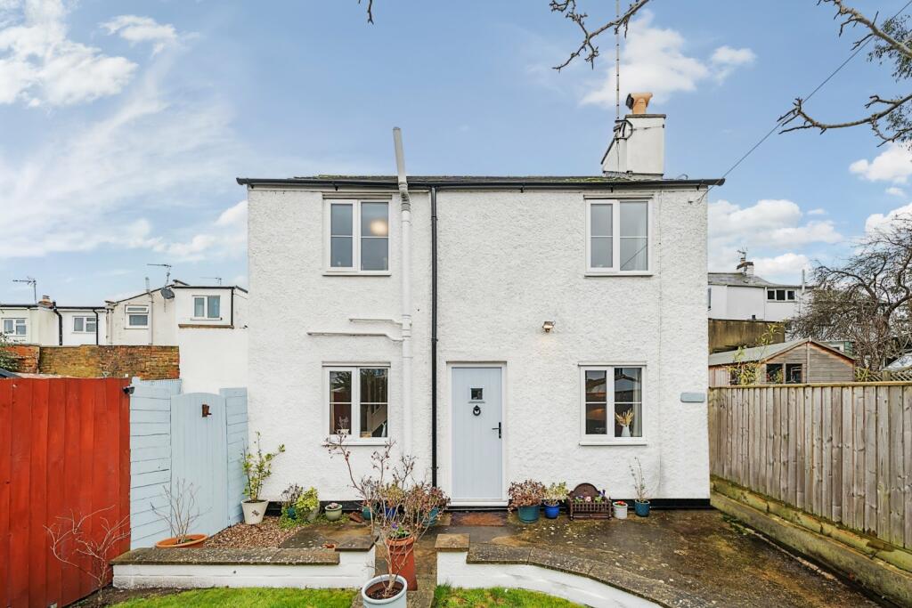 2 bedroom detached house for sale in London Road, Cheltenham, Gloucestershire, GL52
