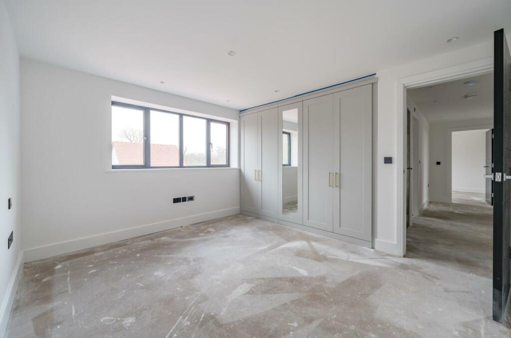 5 bedroom detached house for sale in Rosemoor House, Leigh Road