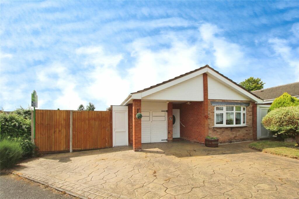 3 bedroom bungalow for sale in Cloverdale, Stoke Prior, Bromsgrove