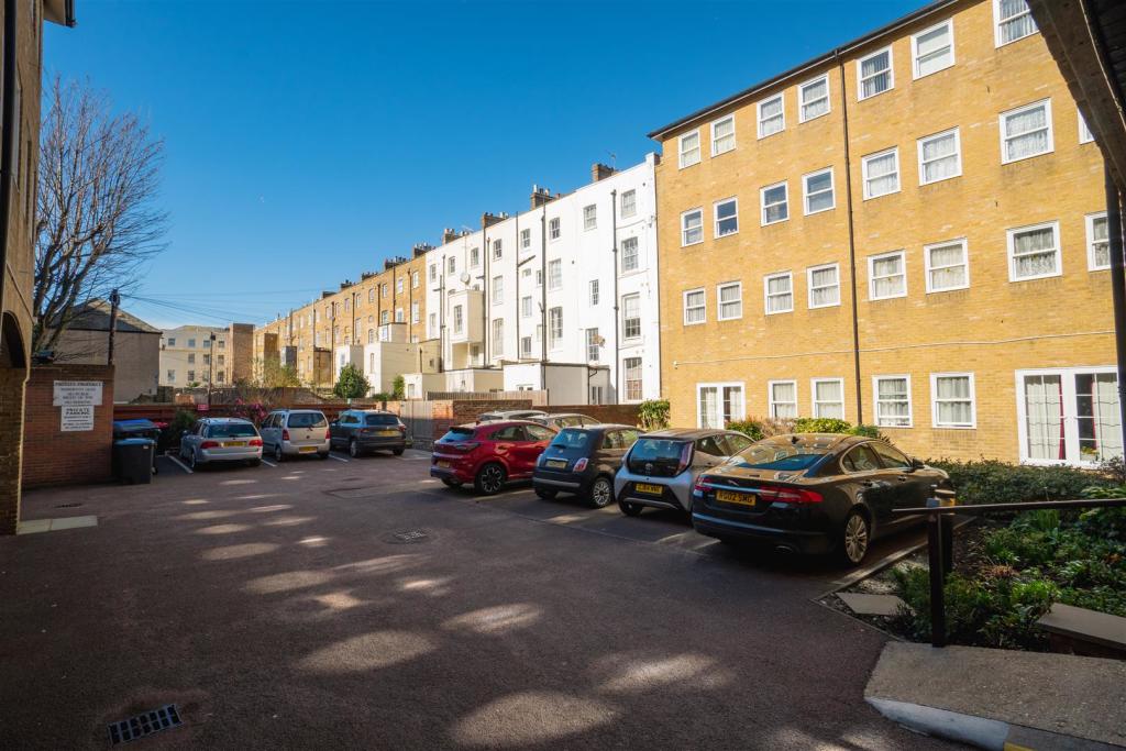 1 bedroom retirement property for sale in Pier Avenue, Herne Bay, CT6
