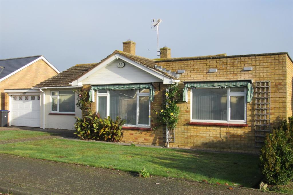 2 bedroom detached bungalow for sale in Fairacres Close, Herne Bay, CT6
