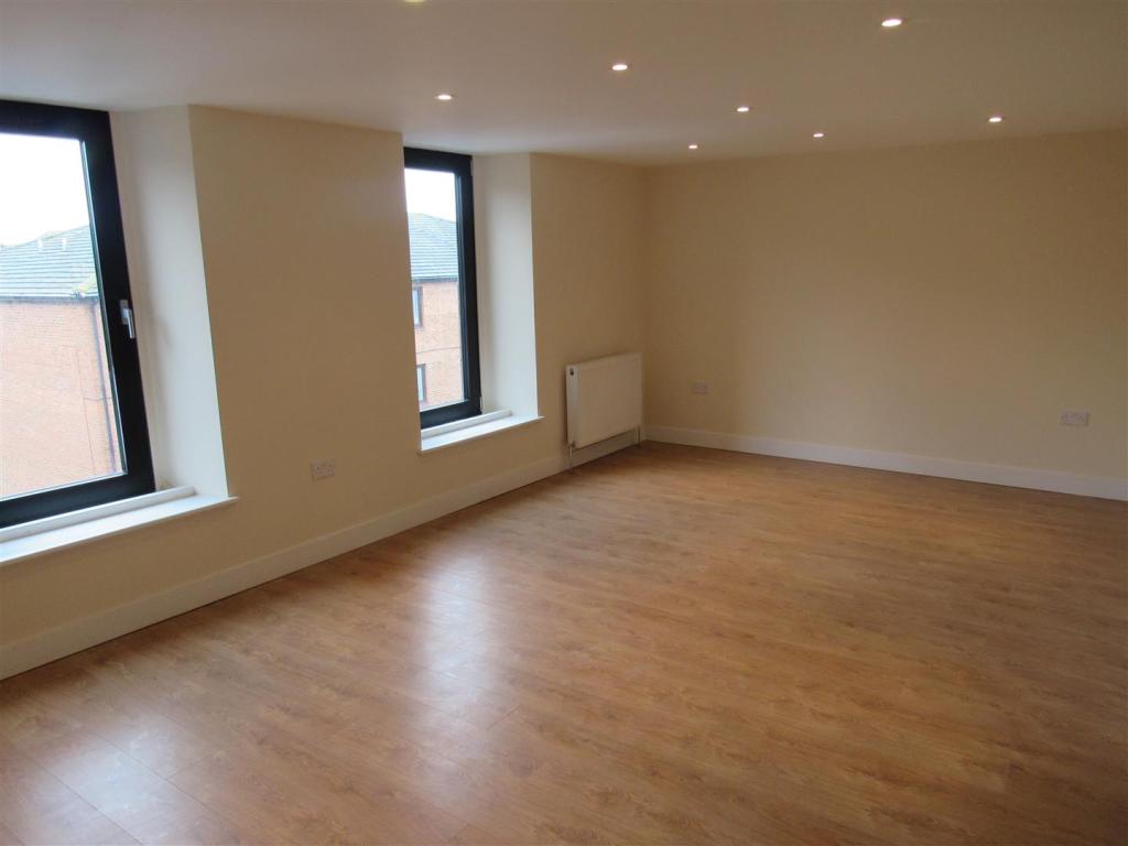 3 bedroom flat for sale in High Street, Herne Bay, CT6