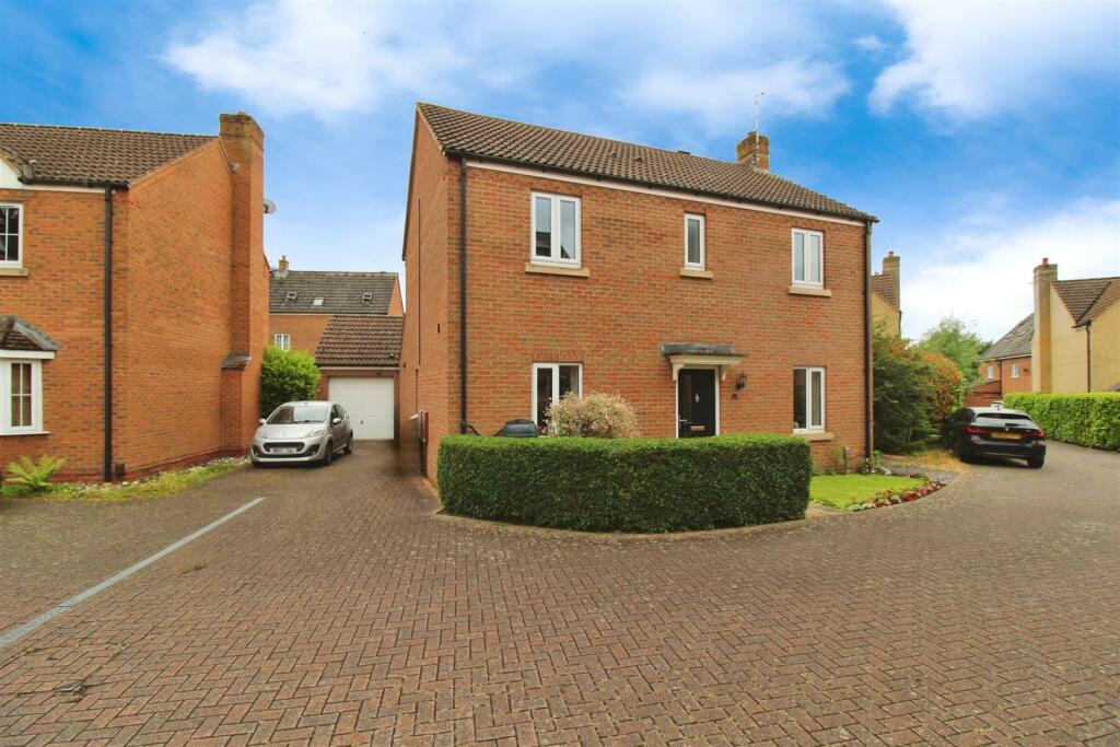 4 bedroom detached house for sale in Berrybanks, Rugby, CV22