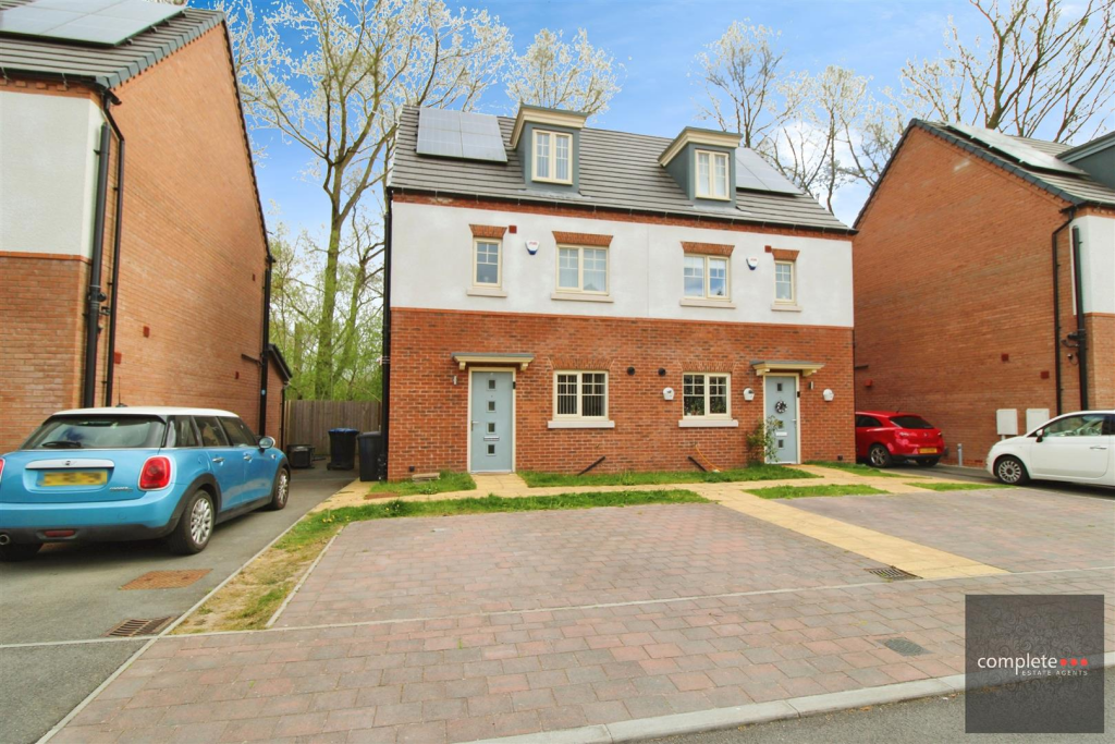 Main image of property: Merynton Close Newbold Rugby