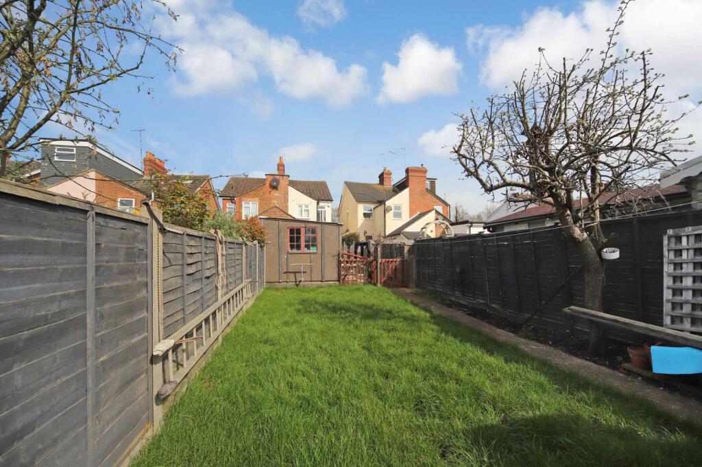 3 bedroom semidetached house for sale in Stocklake, Aylesbury, HP20