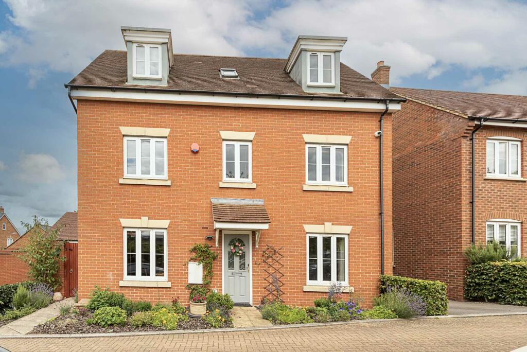 5 bedroom detached house for sale in Lancaster Way, Pitstone, LU7