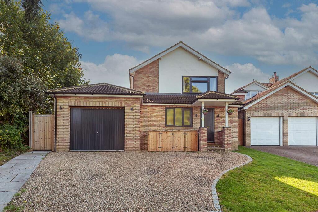 3 bedroom detached house for sale in Icknield Way, Tring, HP23