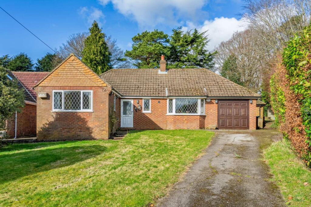3 bedroom detached bungalow for sale in Osborne Way, Wigginton, HP23