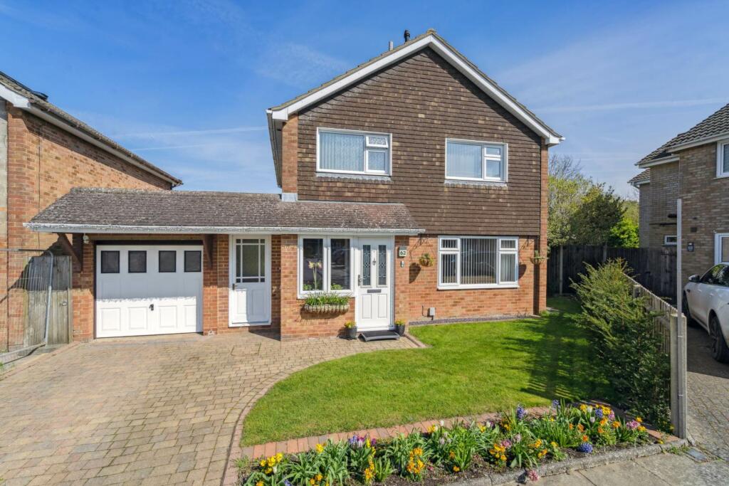 3 bedroom detached house for sale in Coombe Drive, Dunstable, LU6