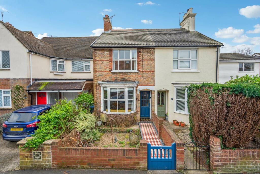 3 bedroom semidetached house for sale in Longfield Road, Tring, HP23