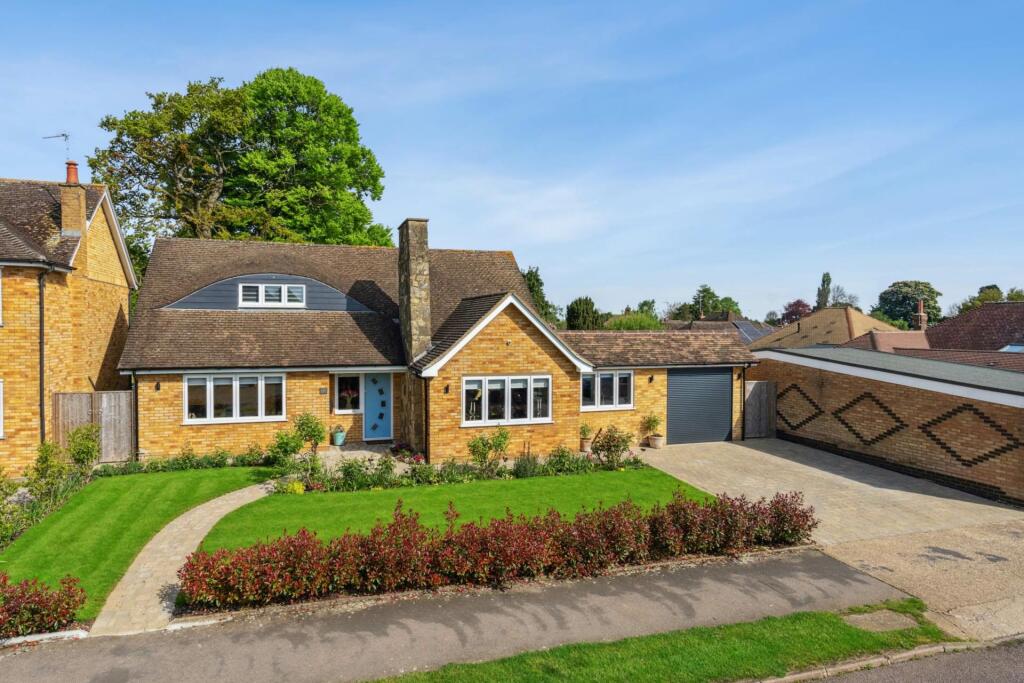3 bedroom detached house for sale in Mortimer Hill, Tring, HP23