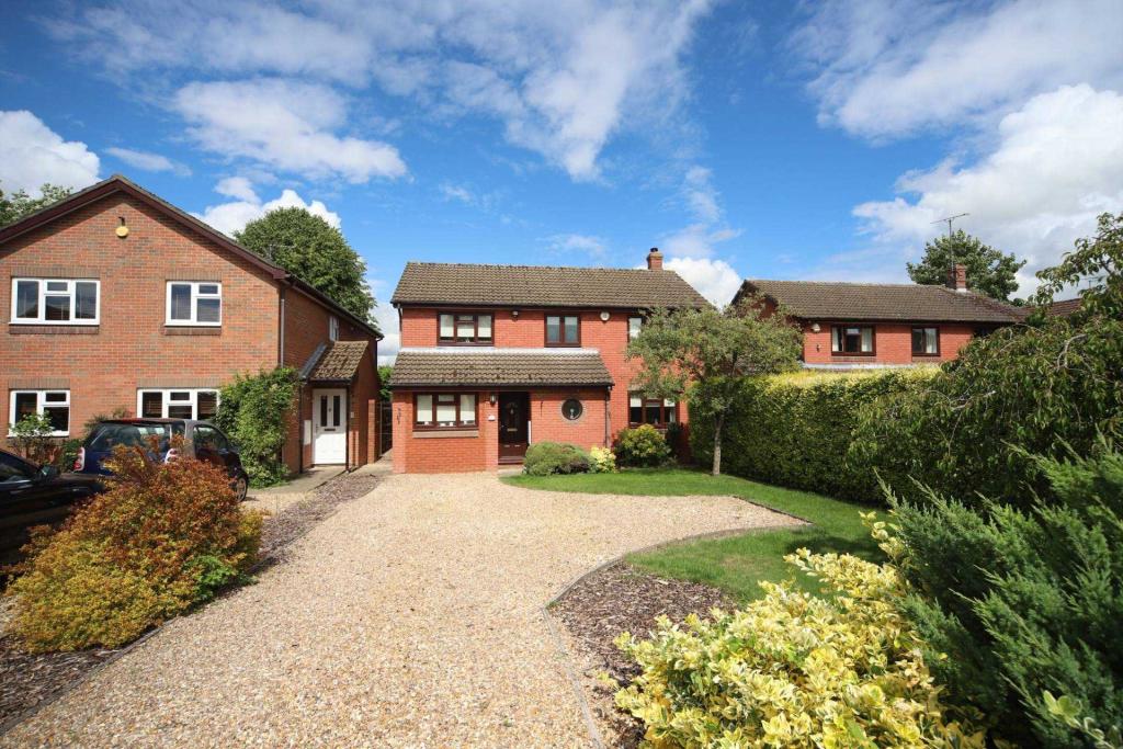 4 bedroom detached house for sale in Thorntree Drive, Tring, HP23