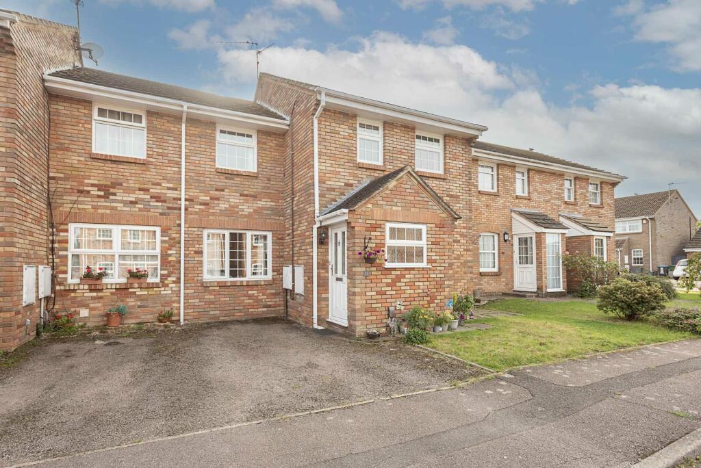 3 bedroom semidetached house for sale in Grove Gardens, Tring, HP23