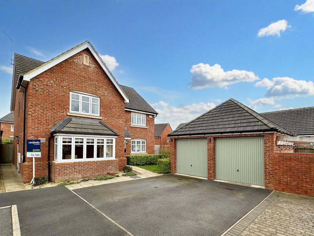 5 bedroom detached house for sale in Majors Close, Long Buckby, NN6 7WB