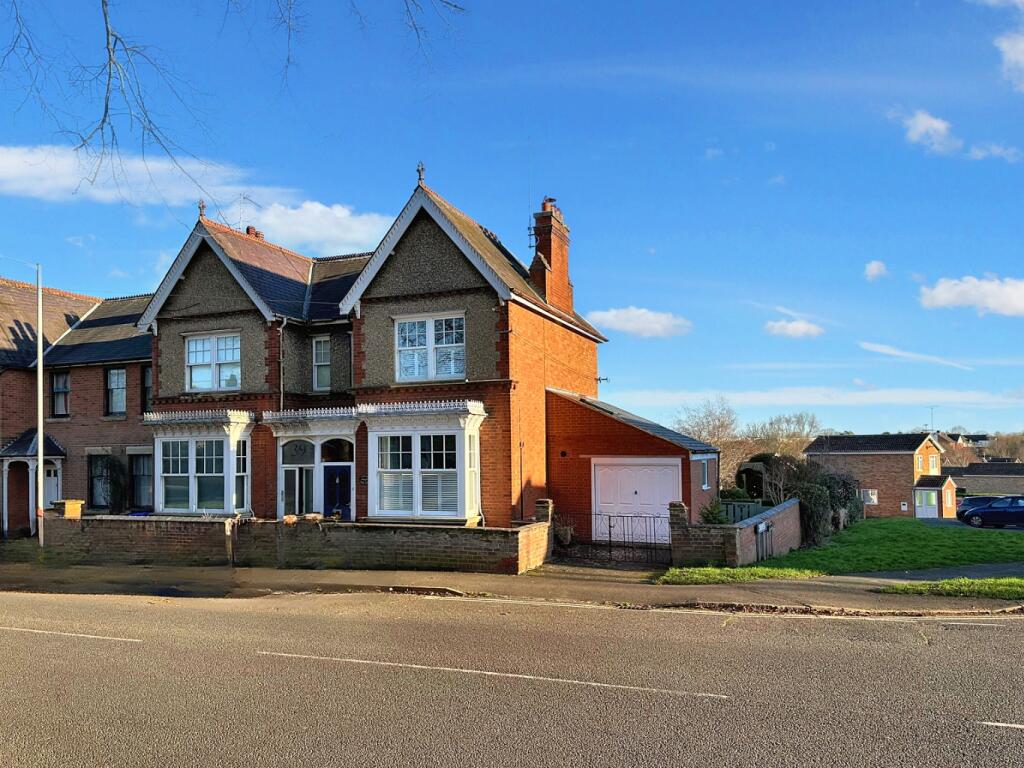 3 bedroom semidetached house for sale in Badby Road, Daventry, NN11