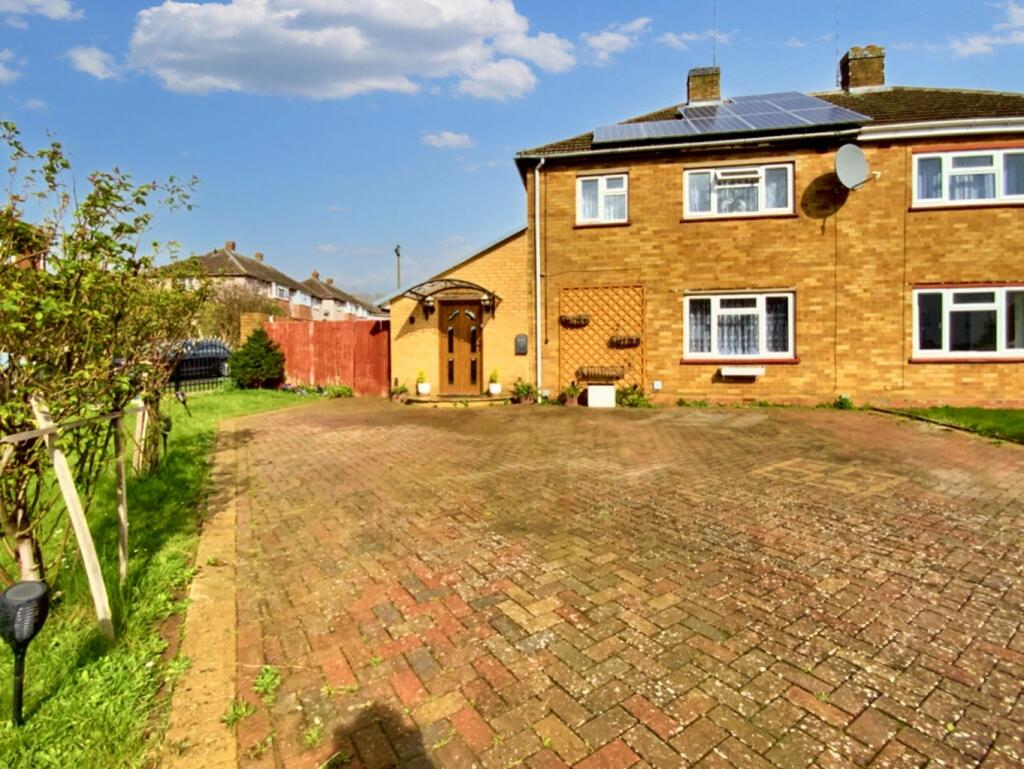 3 bedroom semidetached house for sale in Elizabeth Road, Daventry