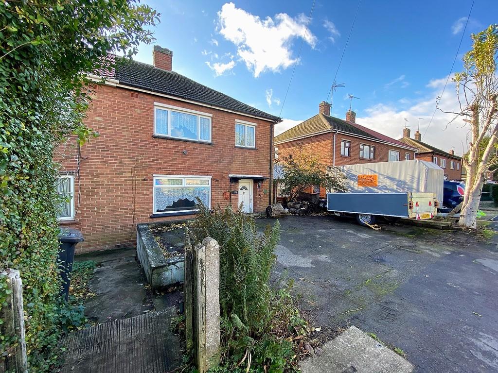 3 bedroom semidetached house for sale in Tennyson Road, Daventry, NN11