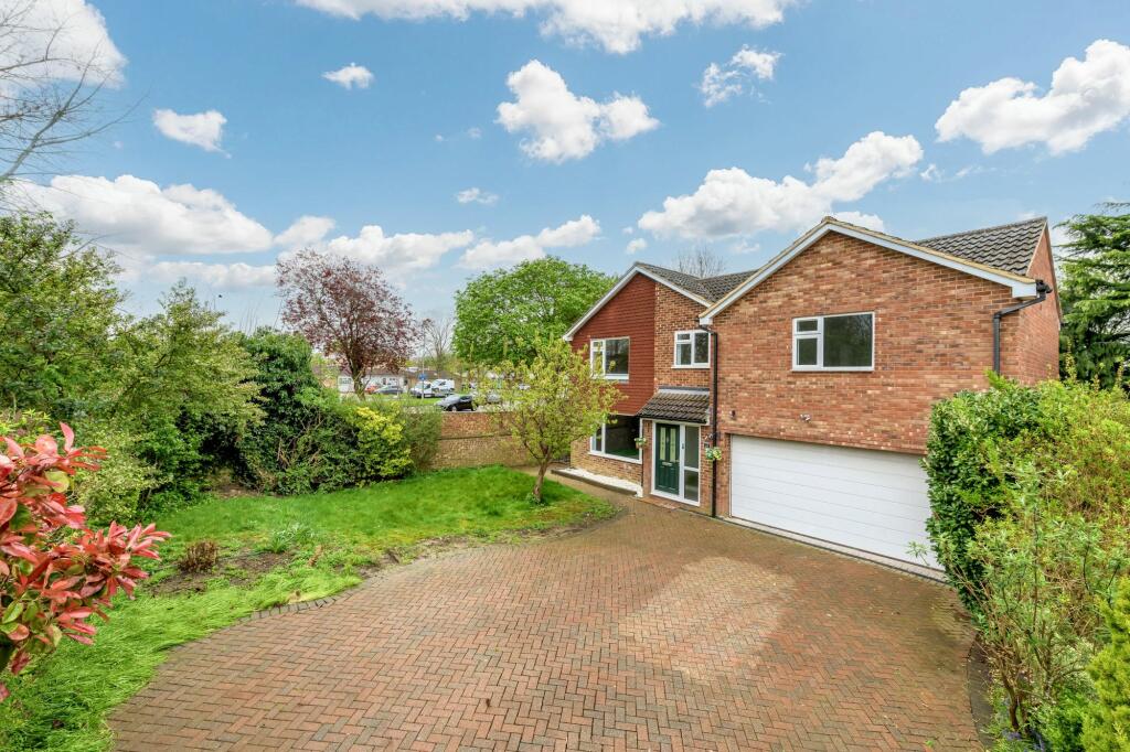 4 bedroom detached house for sale in Harkness Close, Bletchley, MK2
