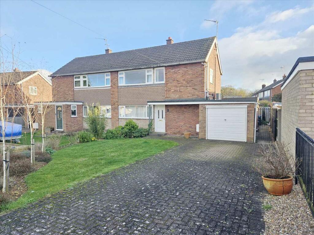 3 bedroom semidetached house for sale in Meadowfield, Sleaford, NG34
