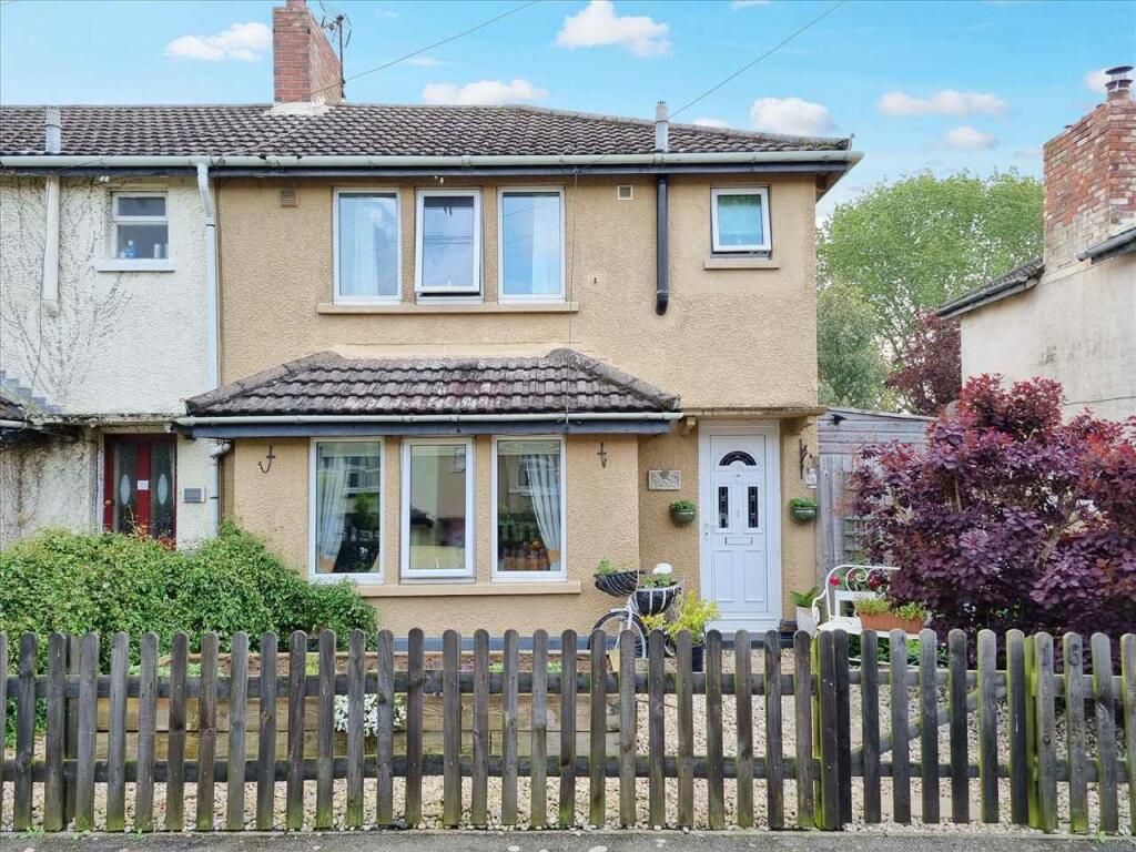 2 bedroom end of terrace house for sale in Flowerdown Avenue, Cranwell