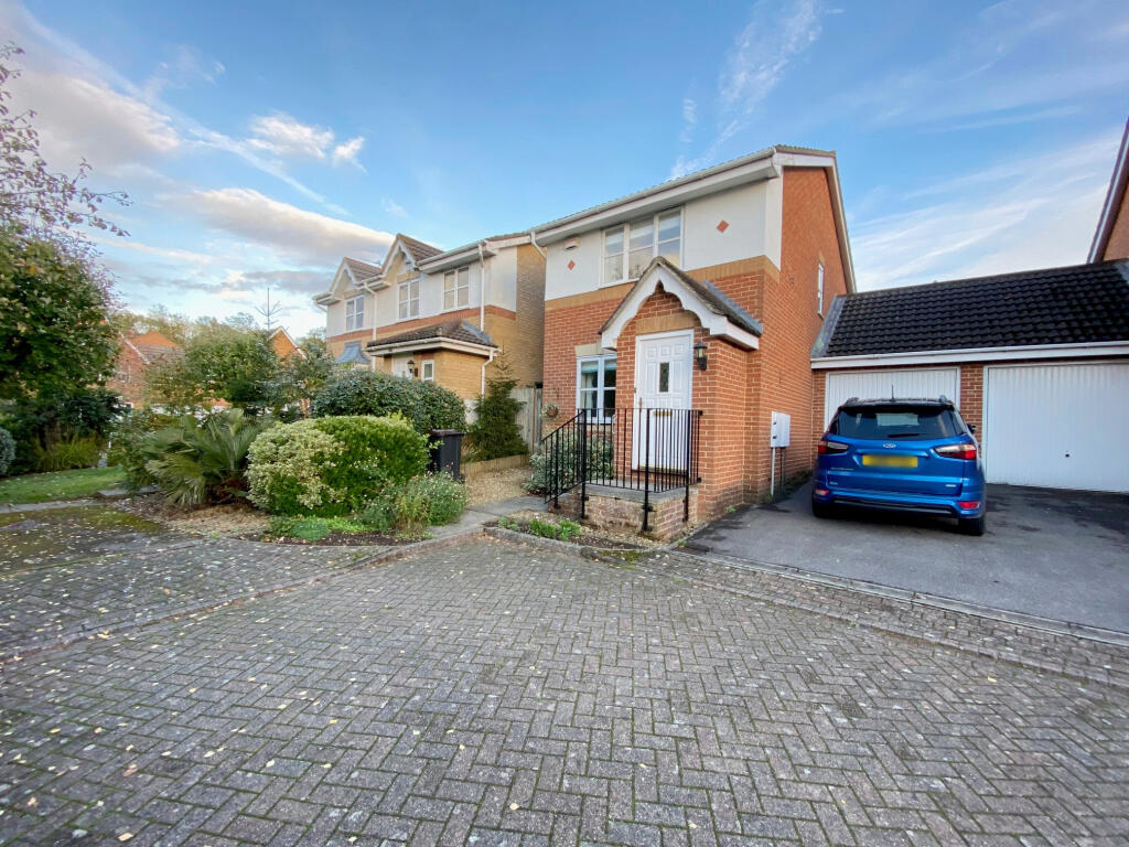 2 bedroom semidetached house for rent in Tregony Road, Orpington, BR6