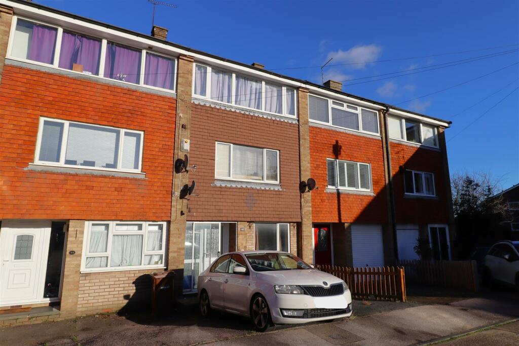 4 bedroom terraced house for sale in Beverley Close, Rainham, ME8