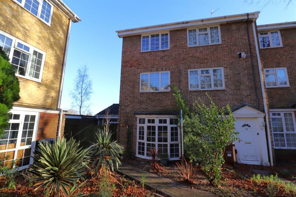 4 bedroom end of terrace house for sale in Lonsdale Drive, Rainham, ME8