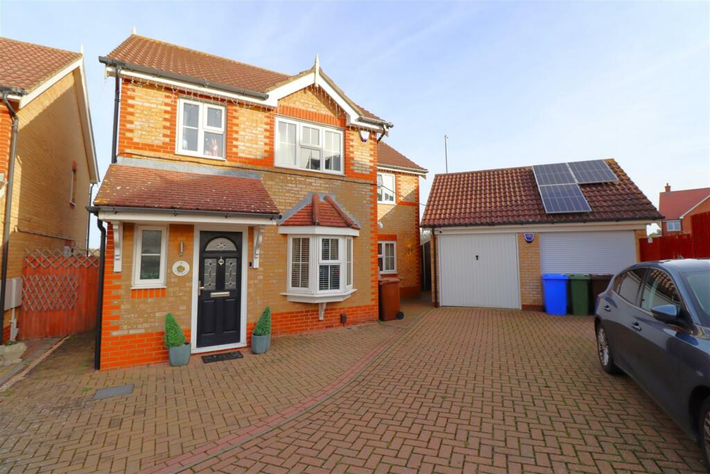 4 bedroom detached house for sale in Wilks Close, Rainham, ME8