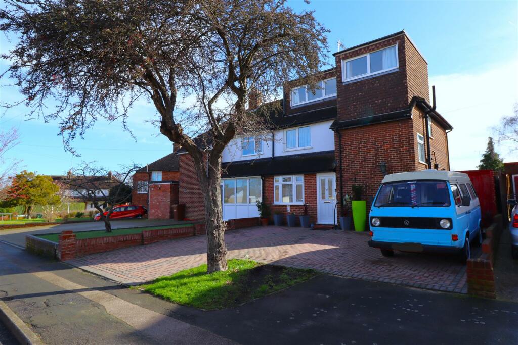 4 bedroom semidetached house for sale in Berengrave Lane, Rainham, ME8
