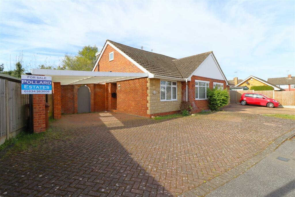 3 bedroom semidetached bungalow for sale in Norman Close, Wigmore, ME8