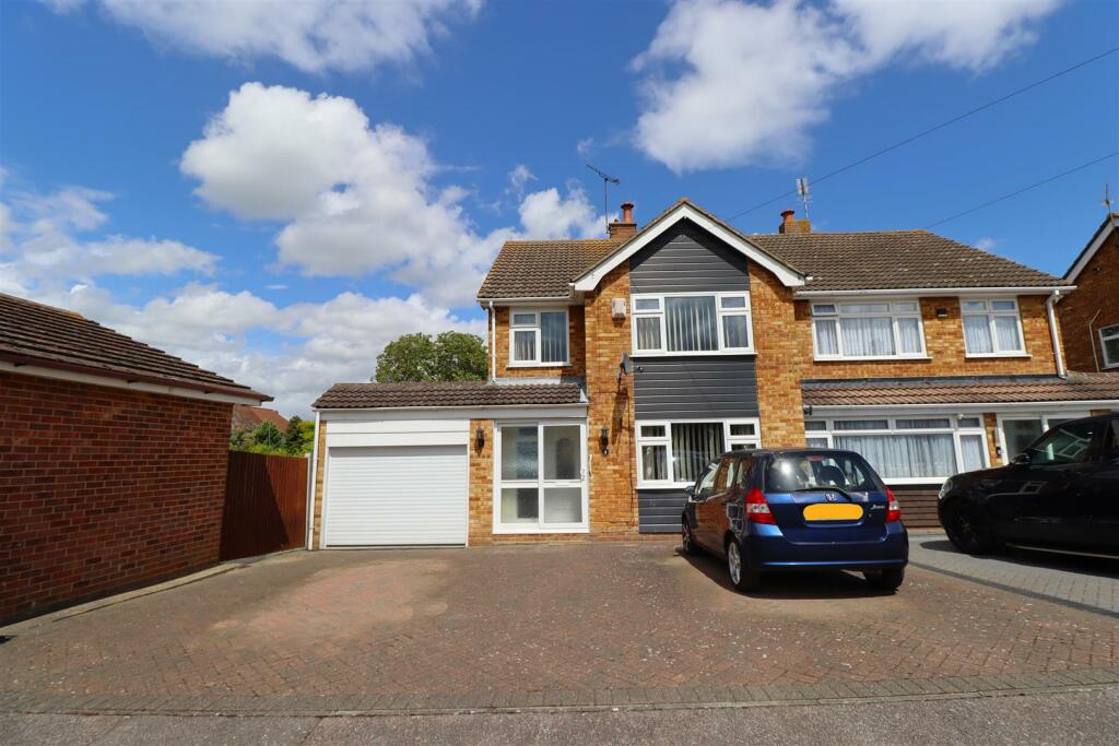 3 bedroom semidetached house for sale in Wivenhoe Close, Rainham, ME8