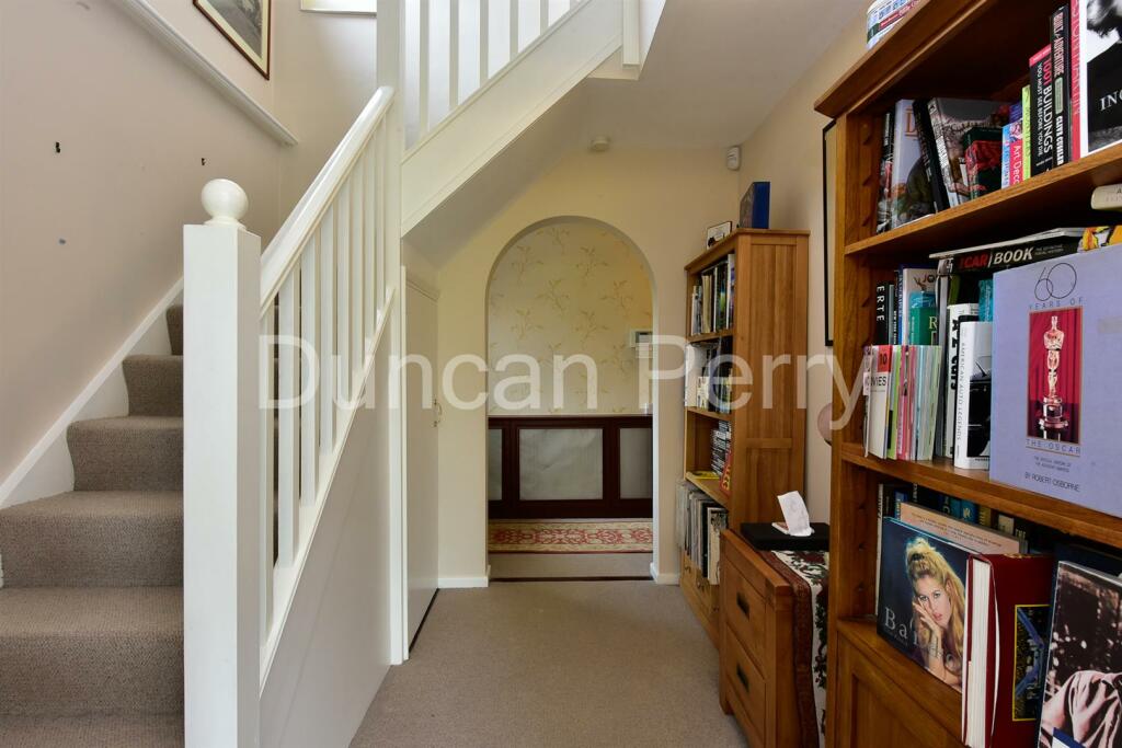 Additional property image - Skimpans Close, Welham Green