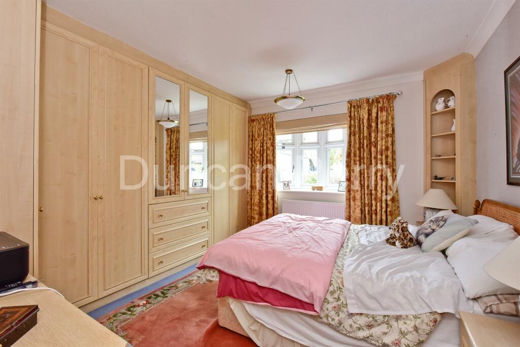Additional property image - Skimpans Close, Welham Green