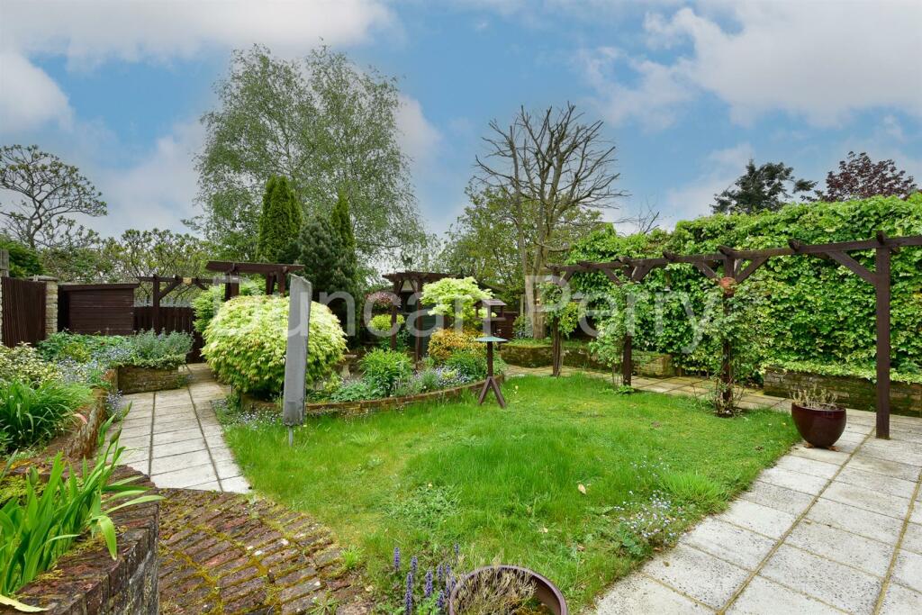 Additional property image - Skimpans Close, Welham Green