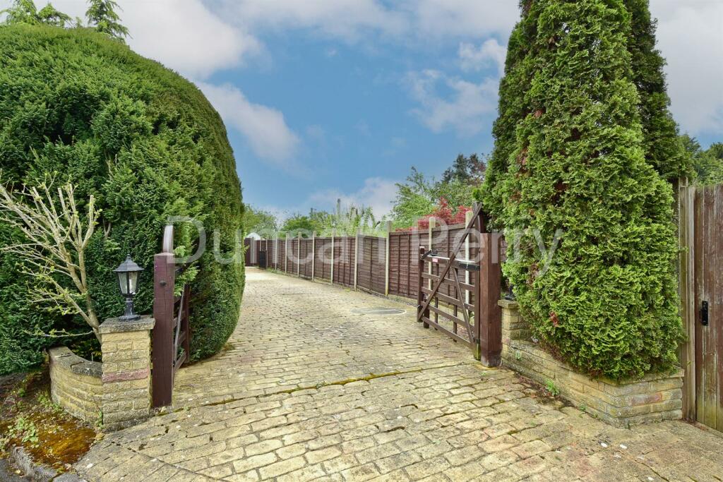 Additional property image - Skimpans Close, Welham Green