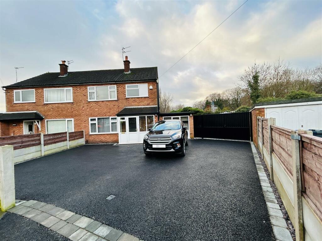 3 bedroom semidetached house for sale in Sandacre Road, Manchester, M23