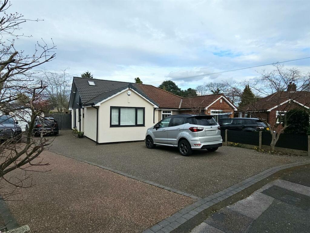 3 bedroom semidetached bungalow for sale in Brandon Avenue, Heald Green, SK8