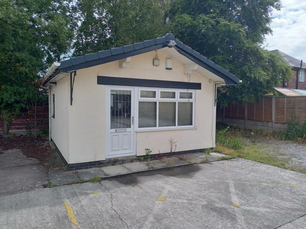 Commercial property for rent in Stockport Road, Cheadle, SK8