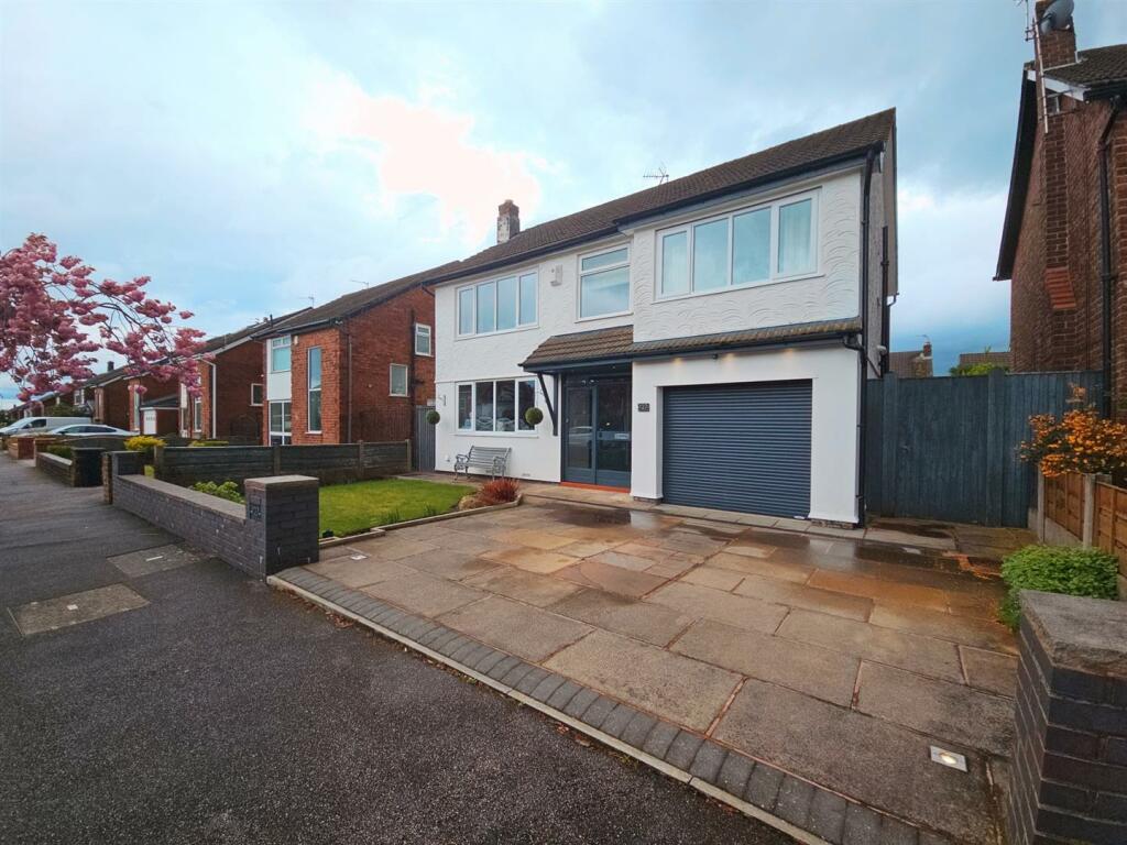 4 bedroom detached house for sale in East Avenue, Heald Green, SK8