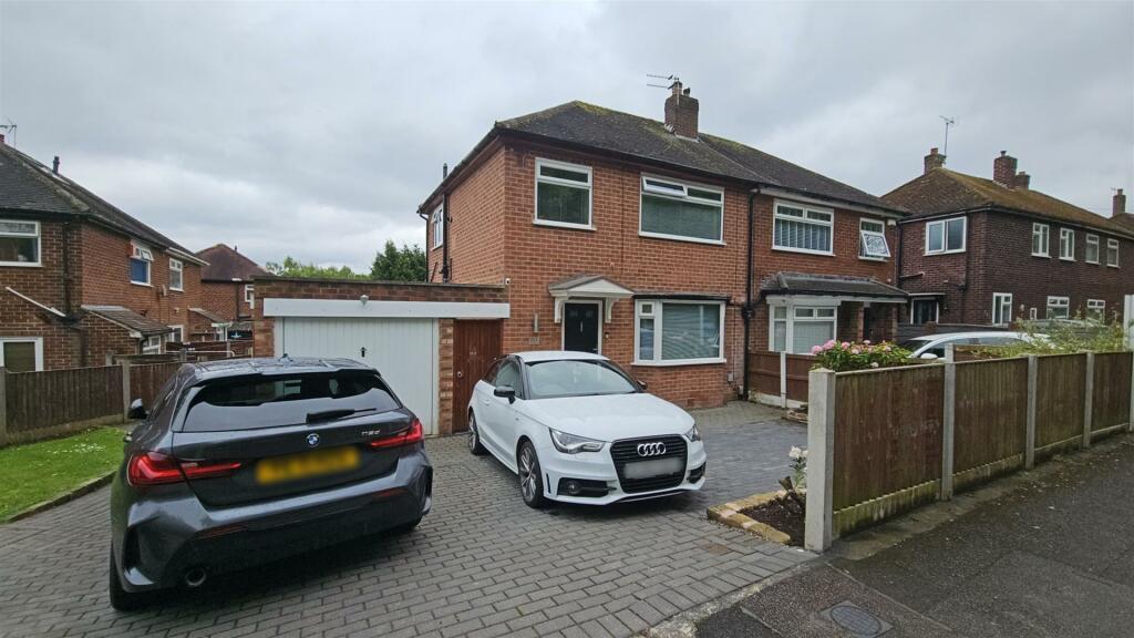 2 bedroom semidetached house for sale in Firbank Road, Newall Green, M23
