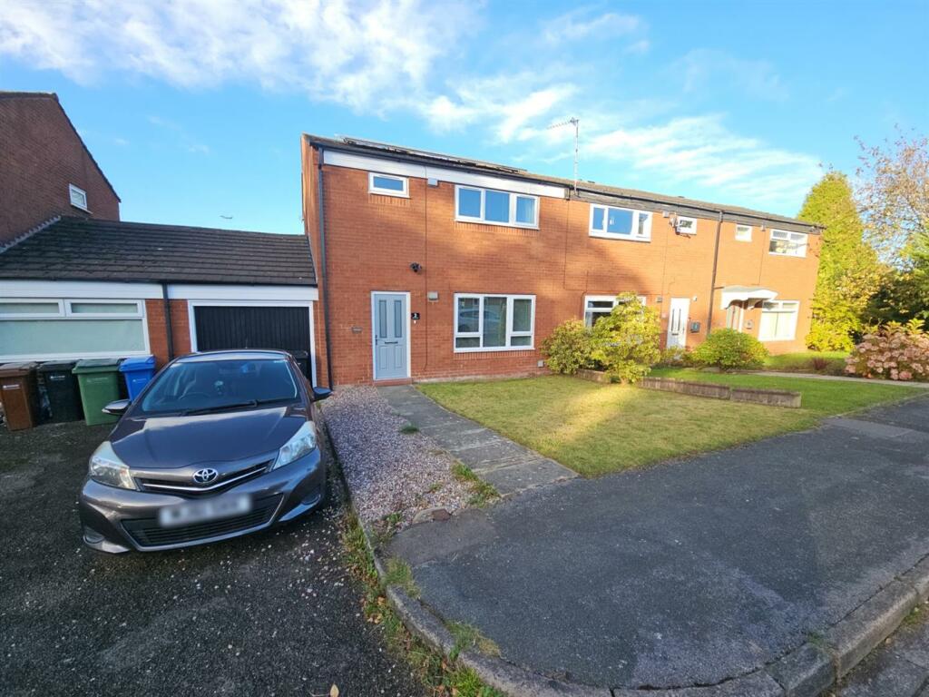 3 bedroom end of terrace house for sale in Hall Meadow, Cheadle Hulme, SK8