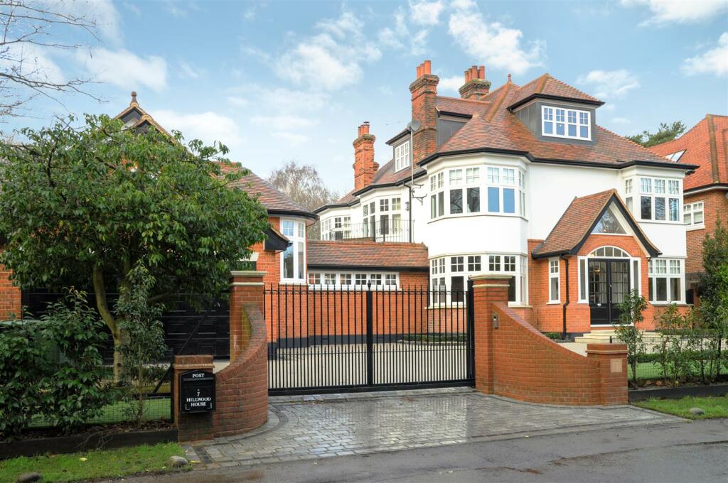 6 bedroom detached house for sale in Hillwood Grove, Hutton Mount